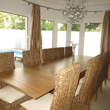 ヴィラ Luxury With Private Pool Walking Distance To And Marina クアルテイラ